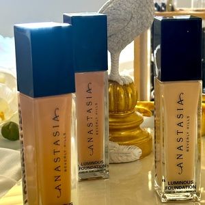 Colors are 320N 110C 330W it has a beautiful coverage last all day😌